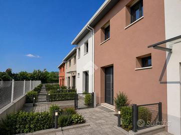 VILLA A SCHIERA CENTRALE A SANTARCANGELO DI ROMAGN