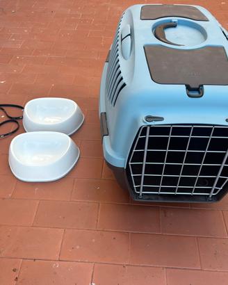 Trasportino, ciotole e guinzaglio per gatto