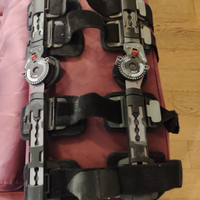 Tutore articolato per ginocchio post operatorio