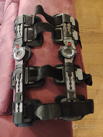 Tutore articolato per ginocchio post operatorio