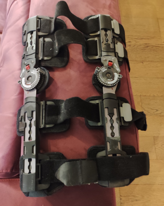 Tutore articolato per ginocchio post operatorio