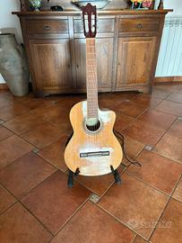 Chitarra classica amplificata