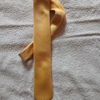 Cravatta colore giallo con fantasie azzurro