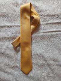 Cravatta colore giallo con fantasie azzurro