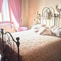 Vecchio letto in ferro con decori