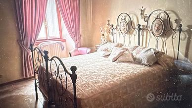 Vecchio letto in ferro con decori