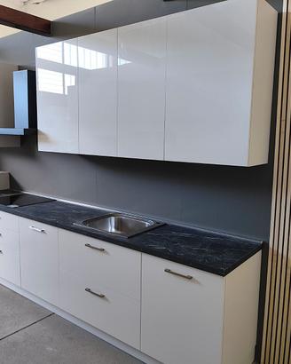 Cucina completa di elettrodom, nuova di fine serie