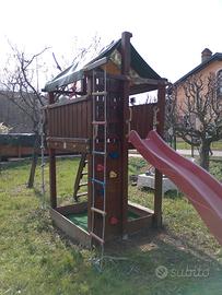 casetta legno con scivolo e giochi 
