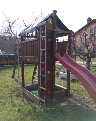 casetta legno con scivolo e giochi 