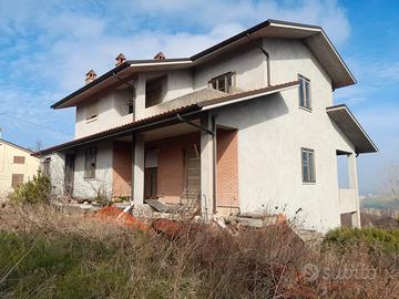 Proprietà indipendente con casa, grande garage e t