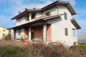 Proprietà indipendente con casa, grande garage e t