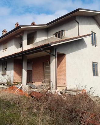 Proprietà indipendente con casa, grande garage e t