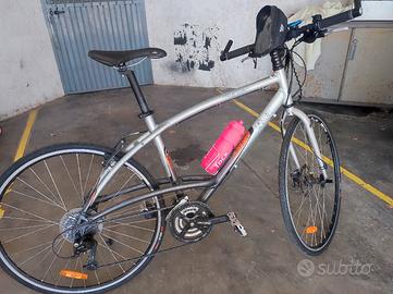 bicicletta ibrida a corsa