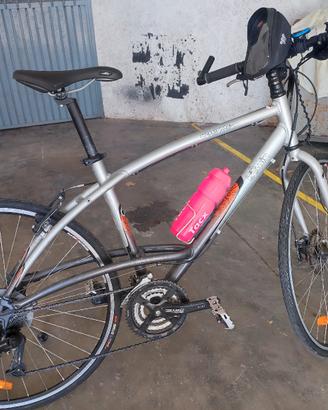 bicicletta ibrida a corsa