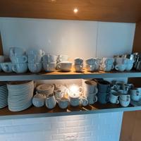 Set completo di tazze ed accessori da bar