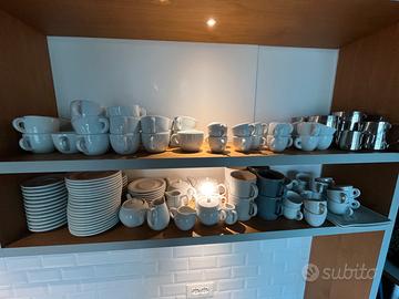 Set completo di tazze ed accessori da bar