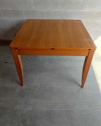 Tavolo in legno.