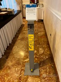 Dispenser a pedale per igienizzante mani