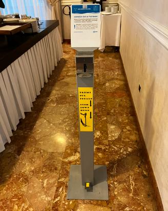 Dispenser a pedale per igienizzante mani