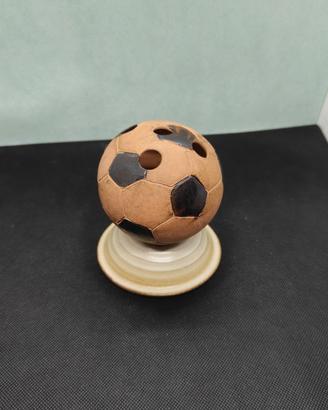 Portapenne a forma di pallone da calcio