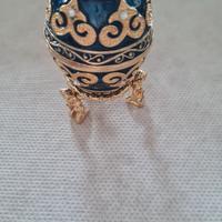 uovo in metallo in stile faberge'