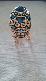 uovo in metallo in stile faberge'
