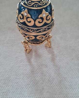 uovo in metallo in stile faberge'