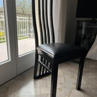 Sedie in legno smaltato e seduta in pelle