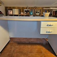 Scrivania con cassetti