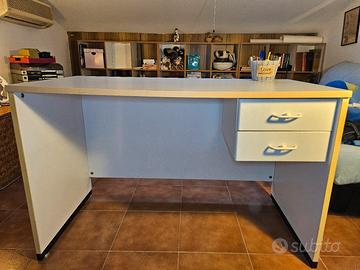 Scrivania con cassetti