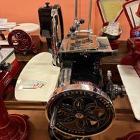 Affettatrice antica a volano fiorato