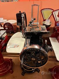 Affettatrice antica a volano fiorato