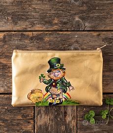 Pochette Dorata con Design di Folletto Irlandese