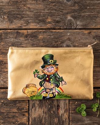 Pochette Dorata con Design di Folletto Irlandese