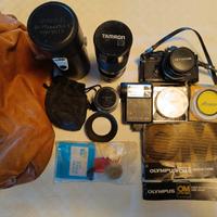 Fotocamera Olympus OM2 con obiettivi e accessori