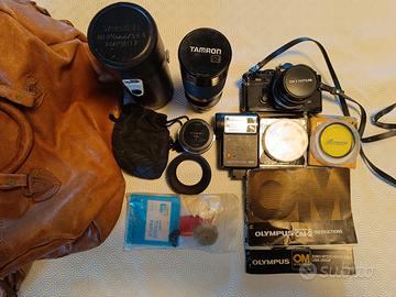 Fotocamera Olympus OM2 con obiettivi e accessori