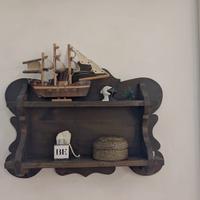 mensola in legno scuro 