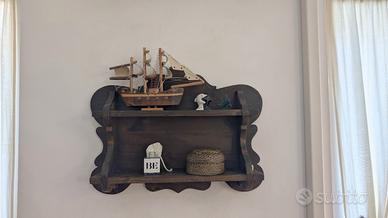 mensola in legno scuro 