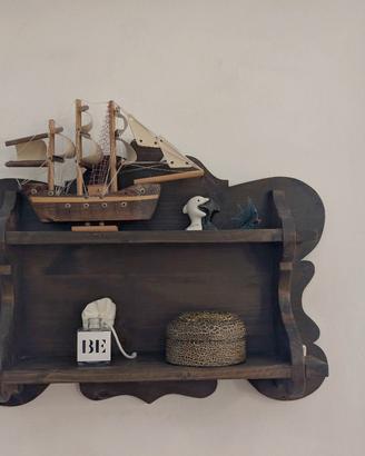 mensola in legno scuro 