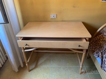 tavolino in rattan con cassetto