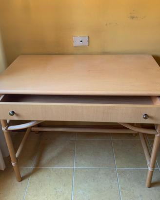 tavolino in rattan con cassetto
