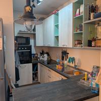 Cucina angolare con elettrodomestici 