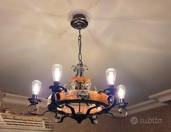 lampadario in legno e ferro battuto 