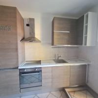 Cucina con tavolo