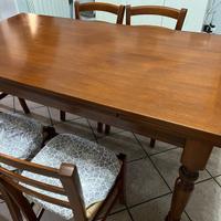 tavolo e sedie in legno