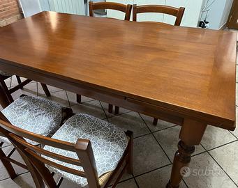 tavolo e sedie in legno