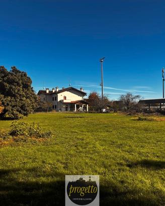 CAPRIVA DEL FRIULI in zona centrale Terreno Edific