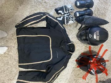 Casco, guanti e gianca moto