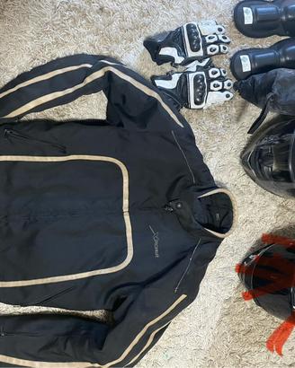Casco, guanti e gianca moto