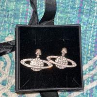 Orecchini e collana di vivienne westwood